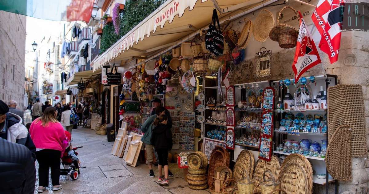 Bari Vecchia, i negozi di souvenir: �Prima venivano solo i pellegrini, ora vendiamo a migliaia di turisti� 